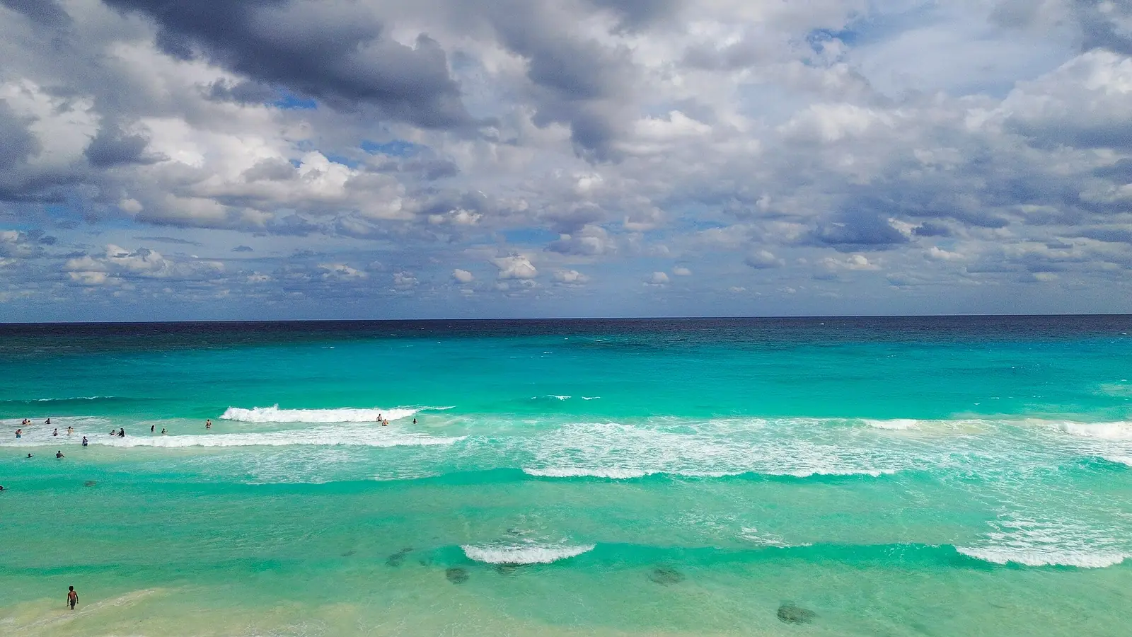 Mar turquesa y arena blanca en una playa de Cancún