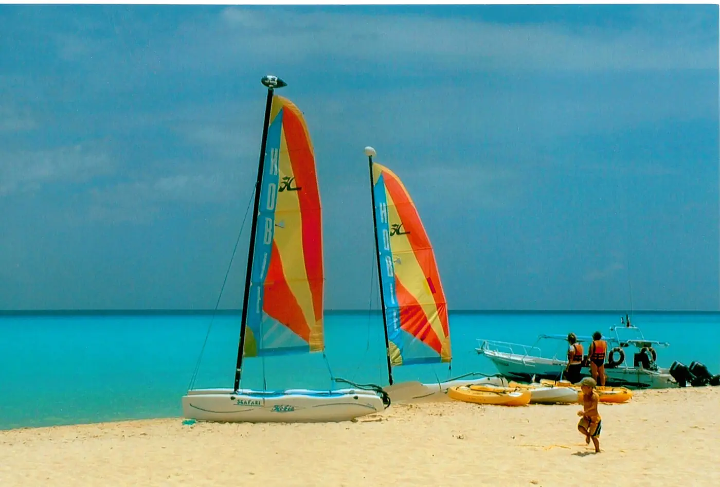 Veleros de colores en la arena de Cancún