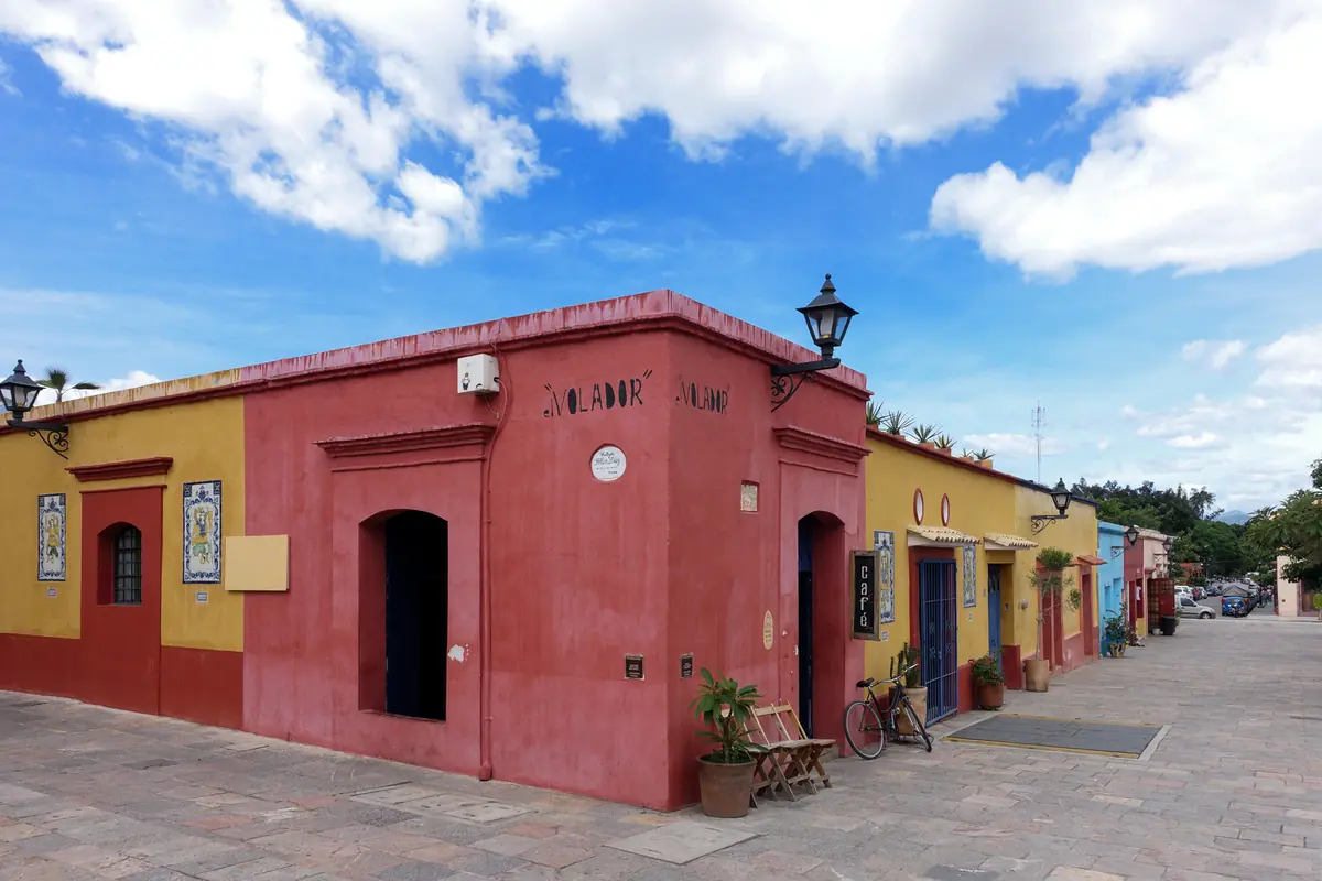 Casas de colores y calle empedrada en la ciudad de Oaxaca