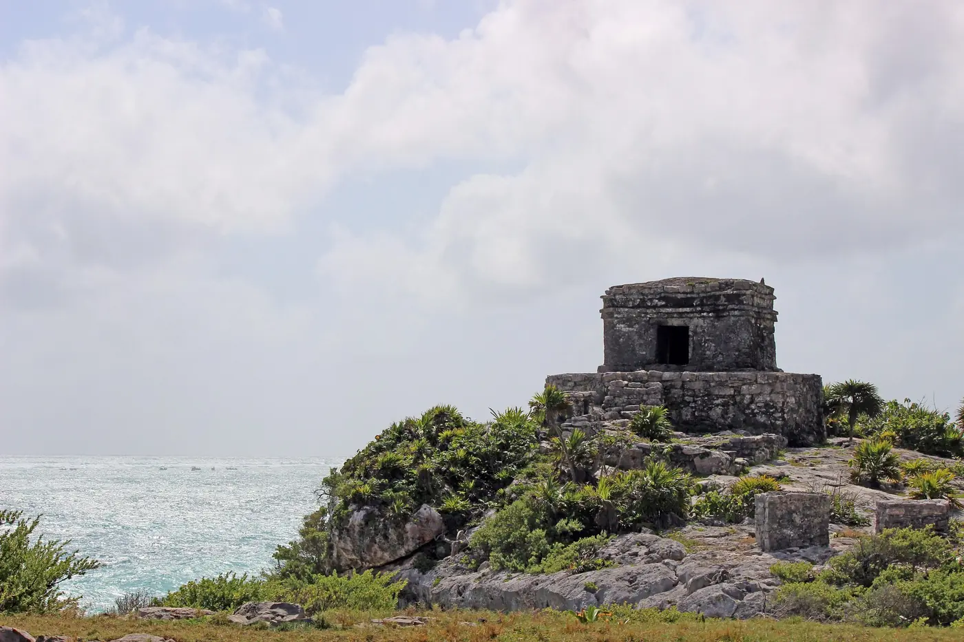 El Castillo de Tulum entre vegetación costera